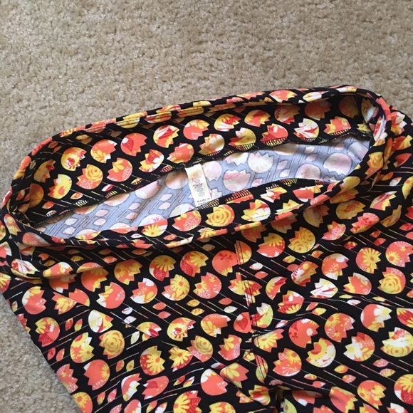 LuLaRoe TC Tulip Print Leggings w Black Background - Picture 4 of 5